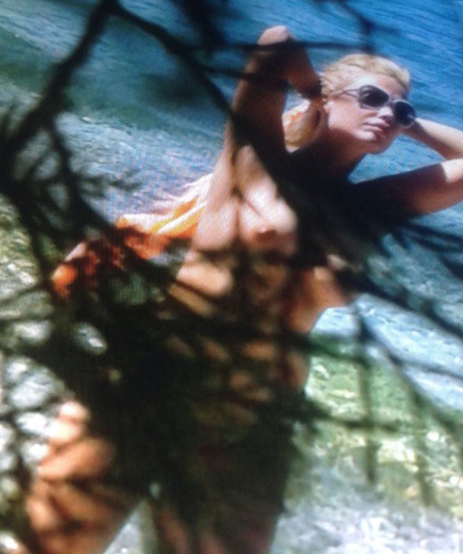 Η τραγουδίστρια Μάϊρα Ψιλοπούλου topless
