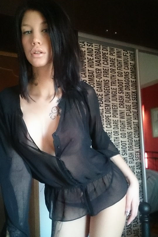 Η Μαρία Αλεξάνδρου πολύ σέξυ φοράει μαύρο see through χωρίς σουτιέν