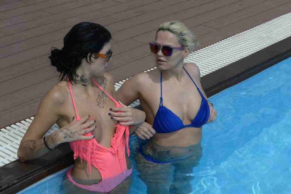 Topless σε πισίνα η Θεοδώρα Χατζή και Μαρία Αλεξάνδρου