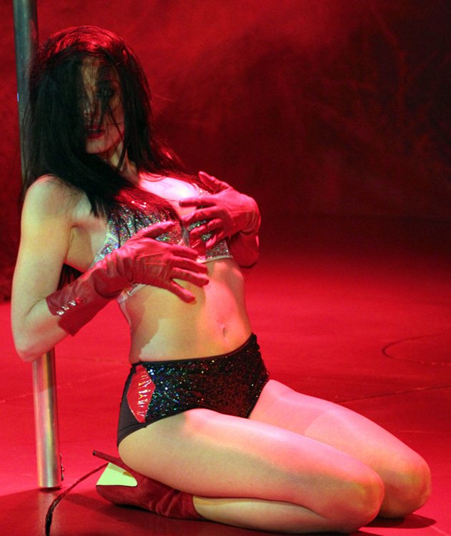 Η Ιωάννα Τριανταφυλλίδου κάνει σέξυ Pole Dancing