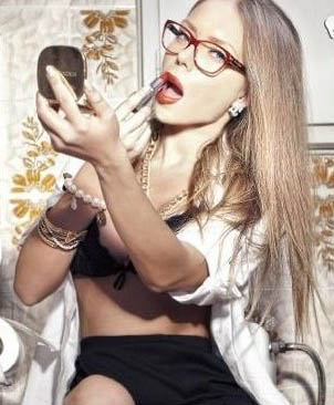 Η τραγουδίστρια και μοντέλο Μαρίνα Σάζη χωρίς εσώρουχο