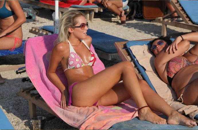 Η Μένια Μαθιουδάκη σε σεξυ φωτογραφίες με μπικίνι