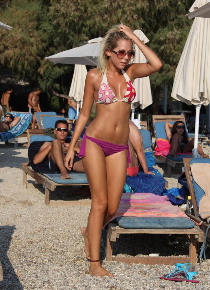 Η Μένια Μαθιουδάκη σε σεξυ φωτογραφίες με μπικίνι