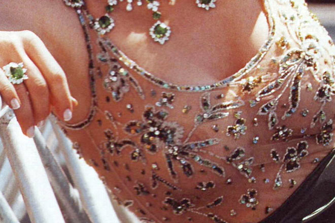 Η Βικυ Χατζηβασιλειου με see through μπλουζάκι και nipslip