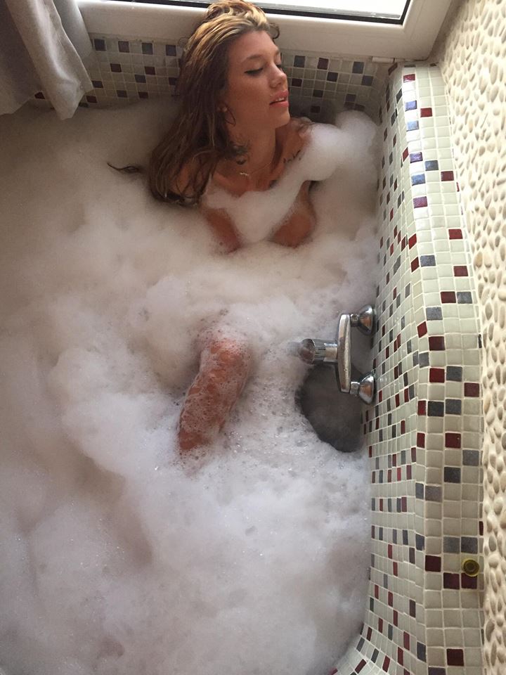 Η Μαρία Αλεξάνδρου γυμνή κάνει jacuzzi στην Σαντορίνη