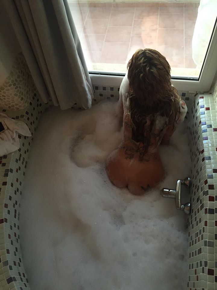 Η Μαρία Αλεξάνδρου γυμνή κάνει jacuzzi στην Σαντορίνη