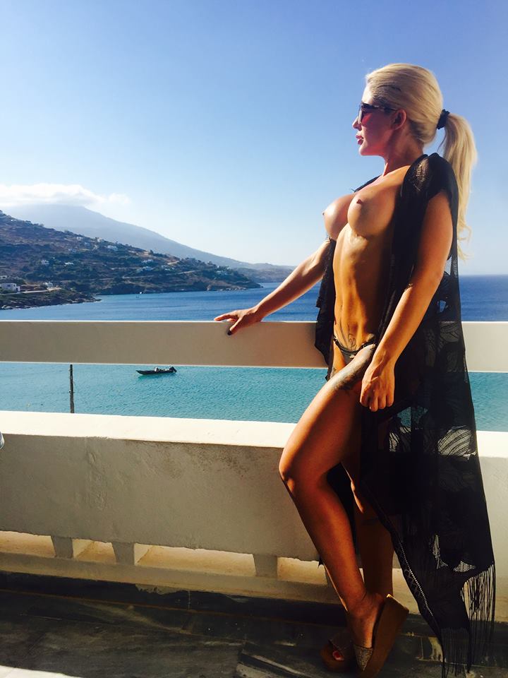 Η Μαρία Αλεξάνδρου και Μαριλού Μοράλες σε topless φωτογραφίες από τις διακοπές τους στην Άνδρο