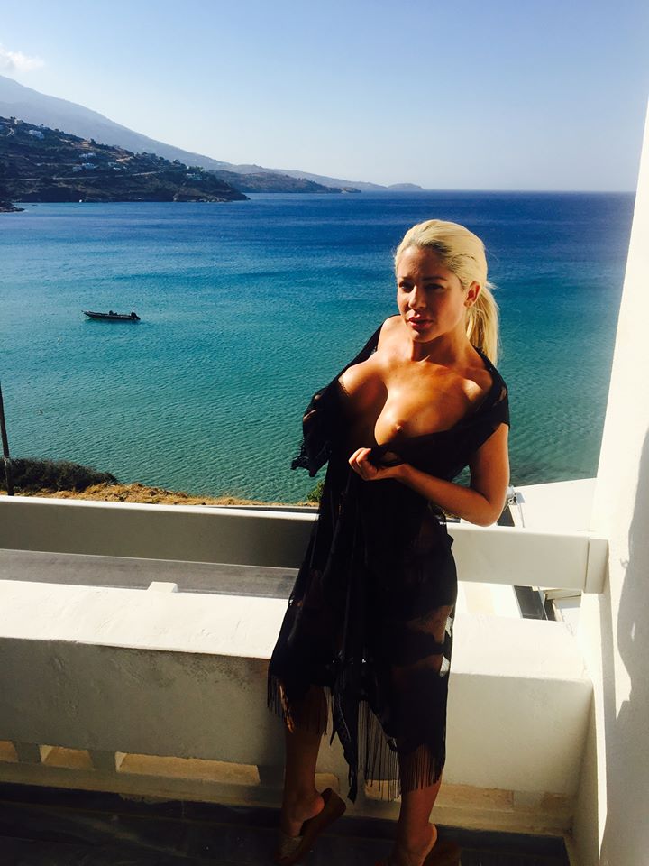 Η Μαρία Αλεξάνδρου και Μαριλού Μοράλες σε topless φωτογραφίες από τις διακοπές τους στην Άνδρο