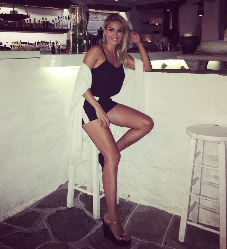 Τα σέξυ πόδια της Έλενας Παπαβασιλείου