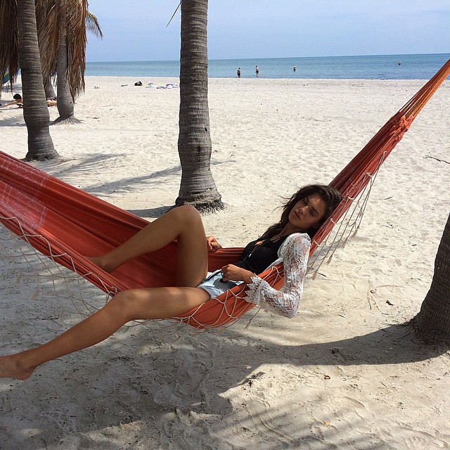 Η Zoe Mantzakanis topless