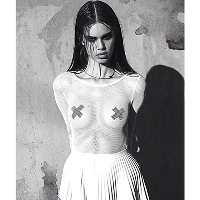 Η Zoe Mantzakanis topless