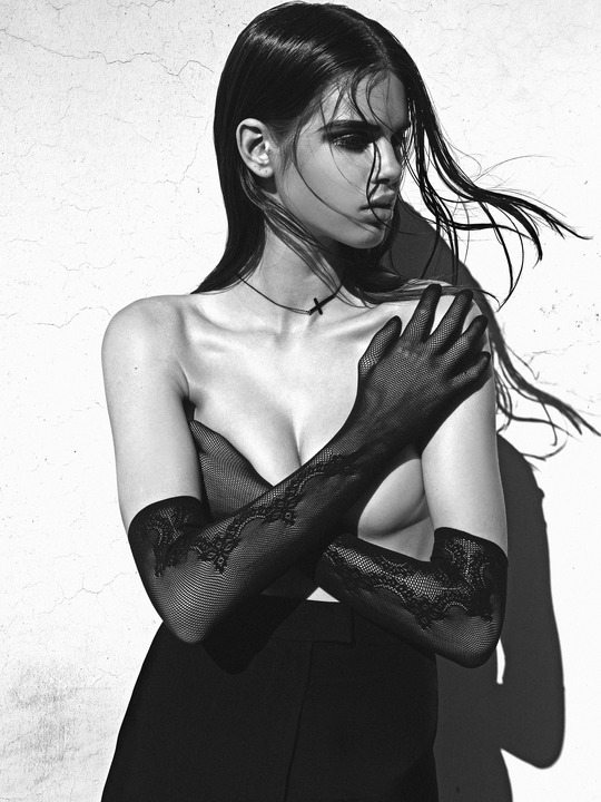 Η Zoe Mantzakanis topless
