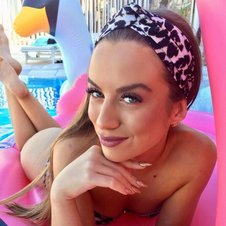 Η κουκλάρα Μαρία Ψηλού σε σέξυ φωτογραφίες