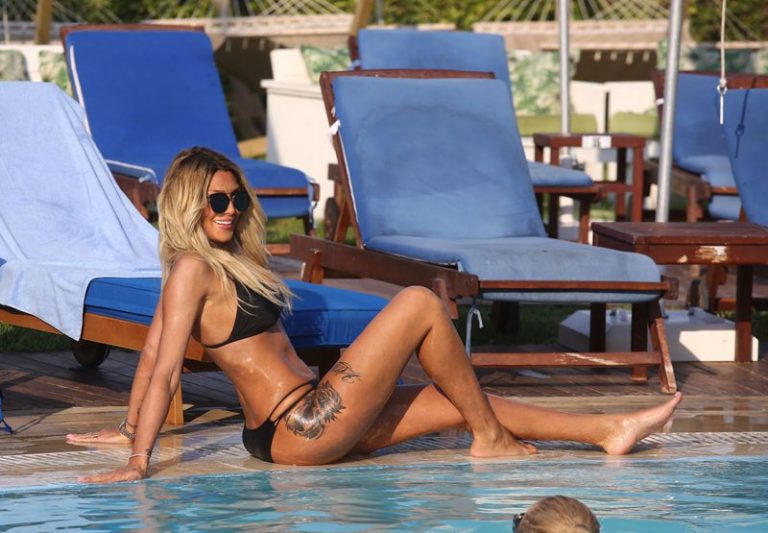 Τούμπανο η Αγγελική Ηλιάδη με μπικίνι