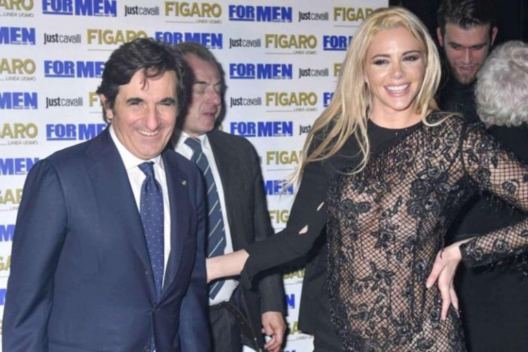 Η μουνάρα Ρία Αντωνίου με see through γλύφει τούρτα