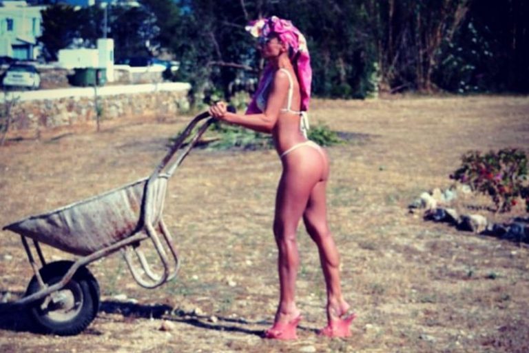 Η καυτή Ασημίνα Ιγγλέζου σε φωτογραφίες με μπικίνι