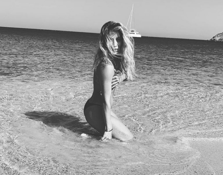 Η Σοφία Δανέζη σε σέξυ φωτογραφίες με μπικίνι
