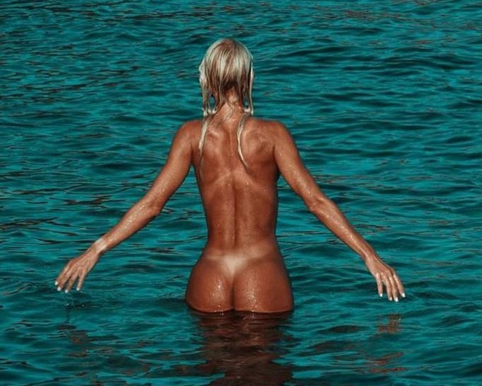 Τούμπανο και γυμνή η Ασημίνα Ιγγλέζου στην θάλασσα