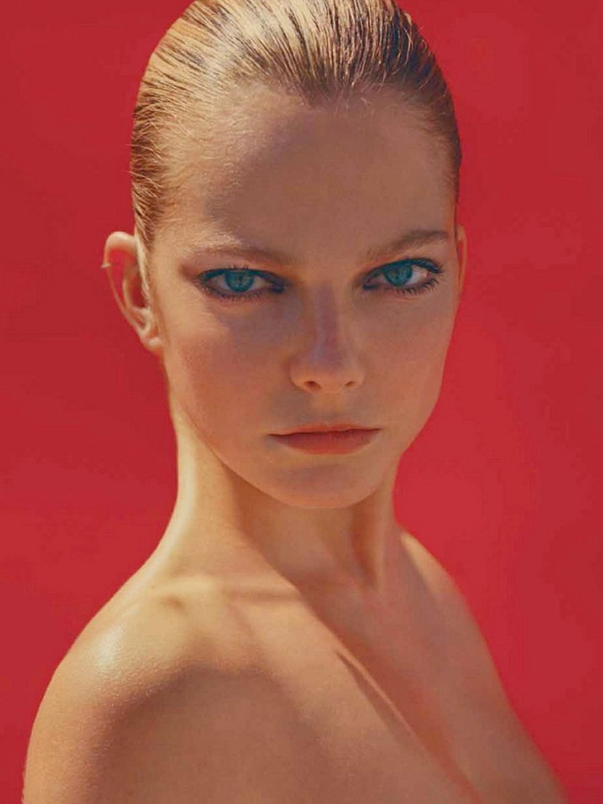 Το μοντέλο Eniko Mihalik σε topless φωτογράφηση