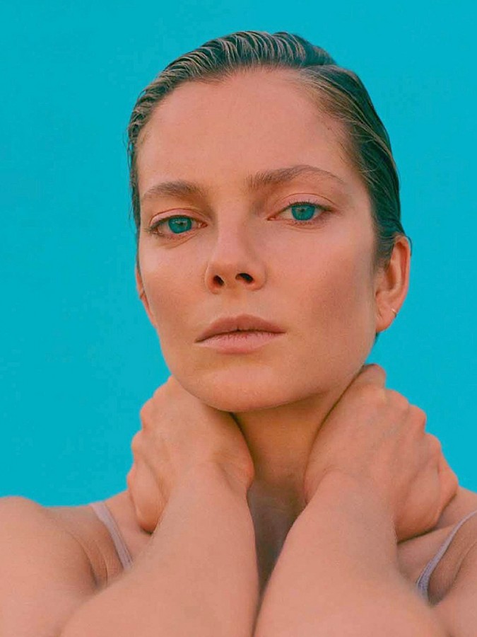 Το μοντέλο Eniko Mihalik σε topless φωτογράφηση
