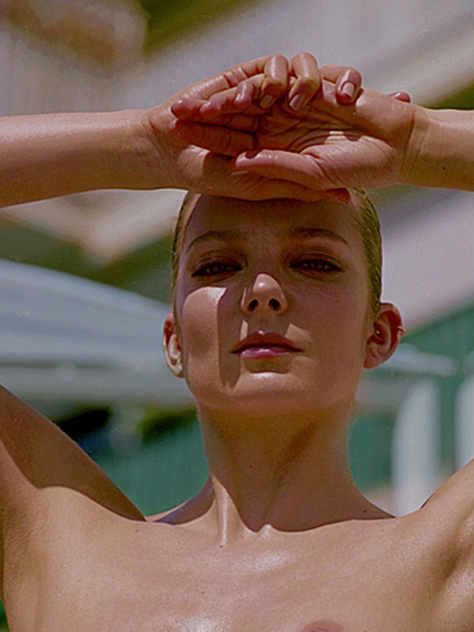 Το μοντέλο Eniko Mihalik σε topless φωτογράφηση