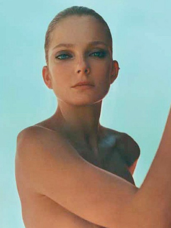 Το μοντέλο Eniko Mihalik σε topless φωτογράφηση