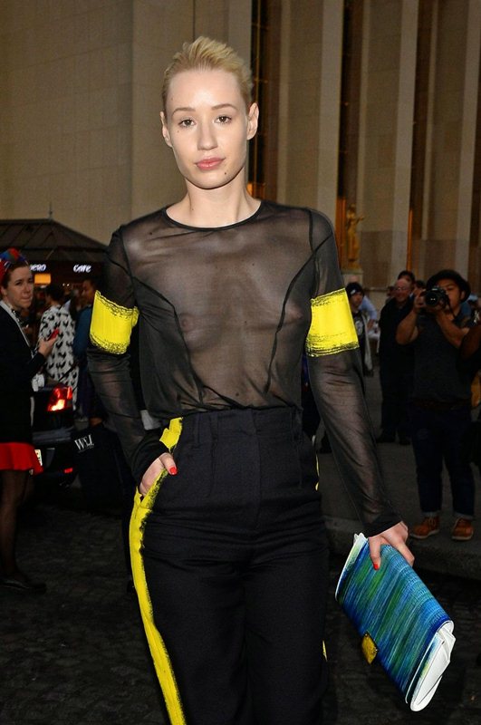 Η Iggy Azalea με see through μπλούζα χωρίς σουτιέν