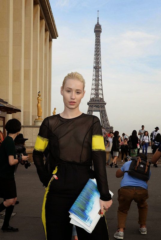 Η Iggy Azalea με see through μπλούζα χωρίς σουτιέν