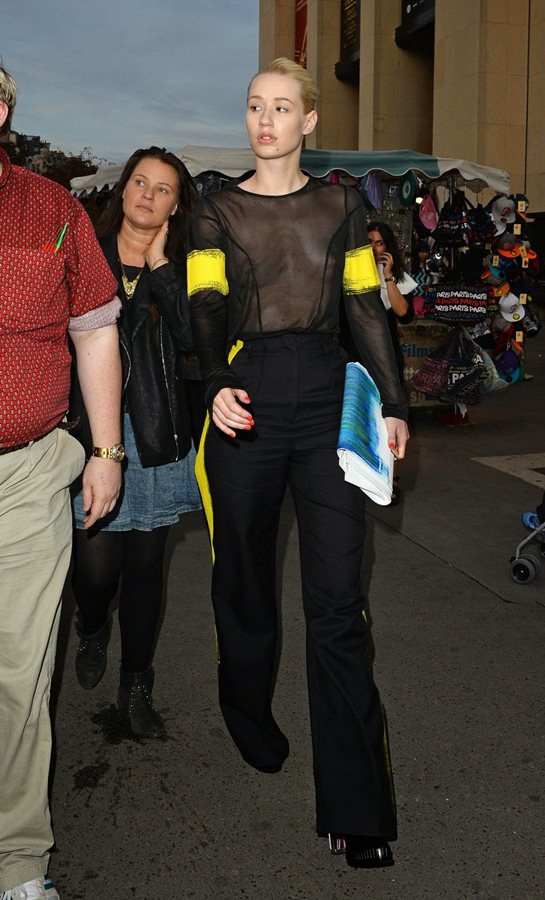 Η Iggy Azalea με see through μπλούζα χωρίς σουτιέν