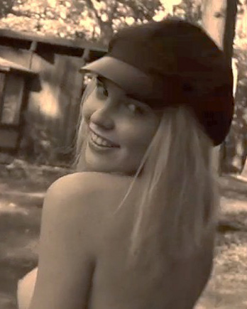 Η Kayslee Collins είναι κάβλα και topless