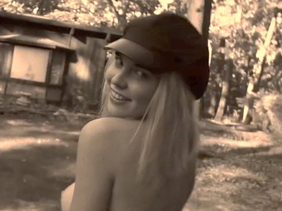 Η Kayslee Collins είναι κάβλα και topless
