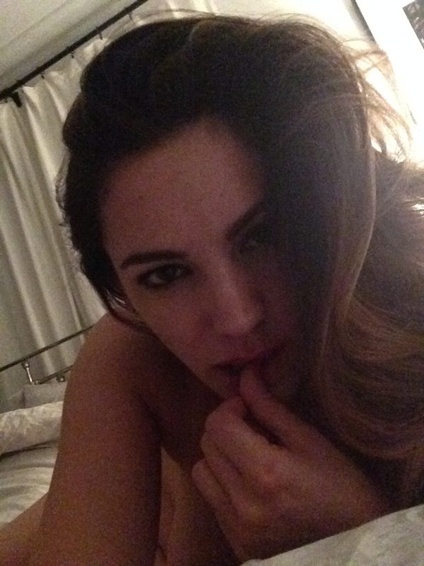 Η ηθοποιός Kelly Brook σε γυμνές φωτογραφίες