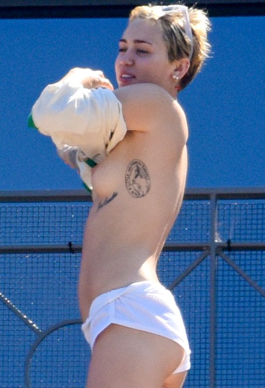 Η Miley Cyrus γυμνόστηθη σε μπαλκόνι ξενοδοχείου