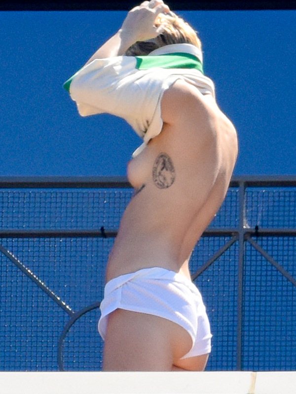 Η Miley Cyrus γυμνόστηθη σε μπαλκόνι ξενοδοχείου