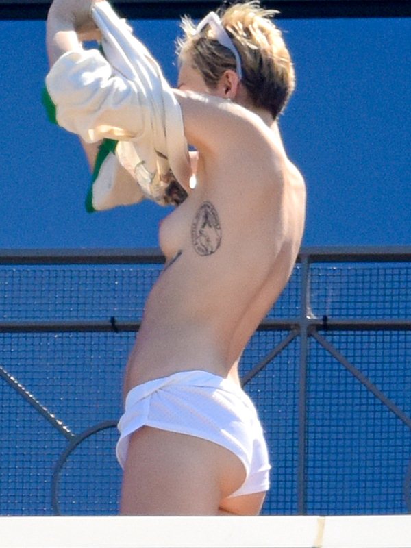 Η Miley Cyrus γυμνόστηθη σε μπαλκόνι ξενοδοχείου