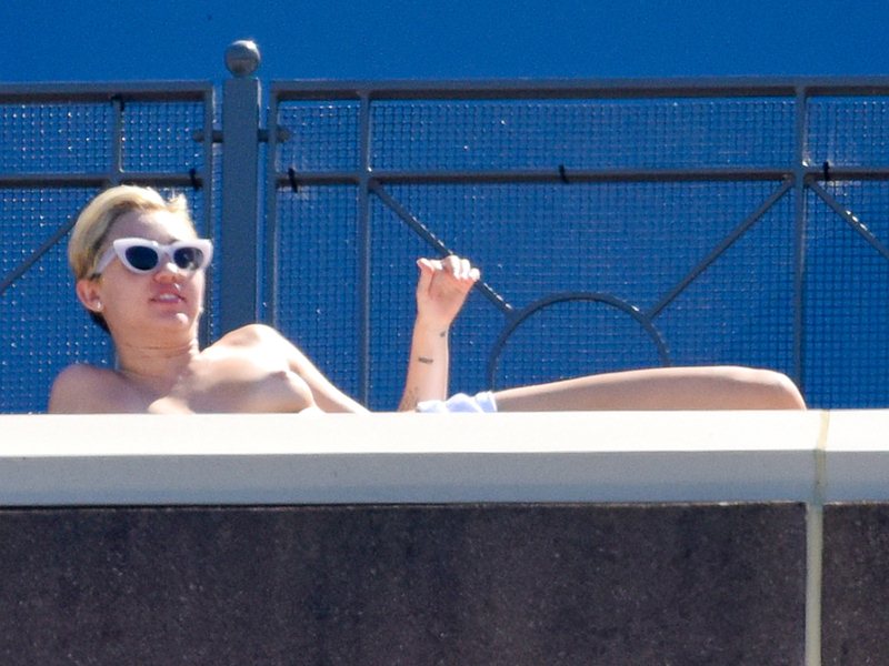 Η Miley Cyrus γυμνόστηθη σε μπαλκόνι ξενοδοχείου