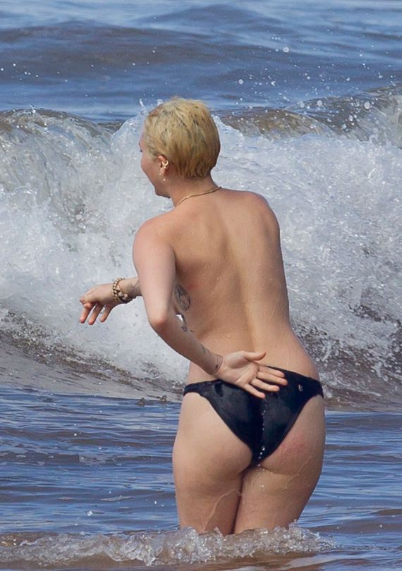 Η Miley Cyrus κάνει βουτιές topless στην Χαβάη