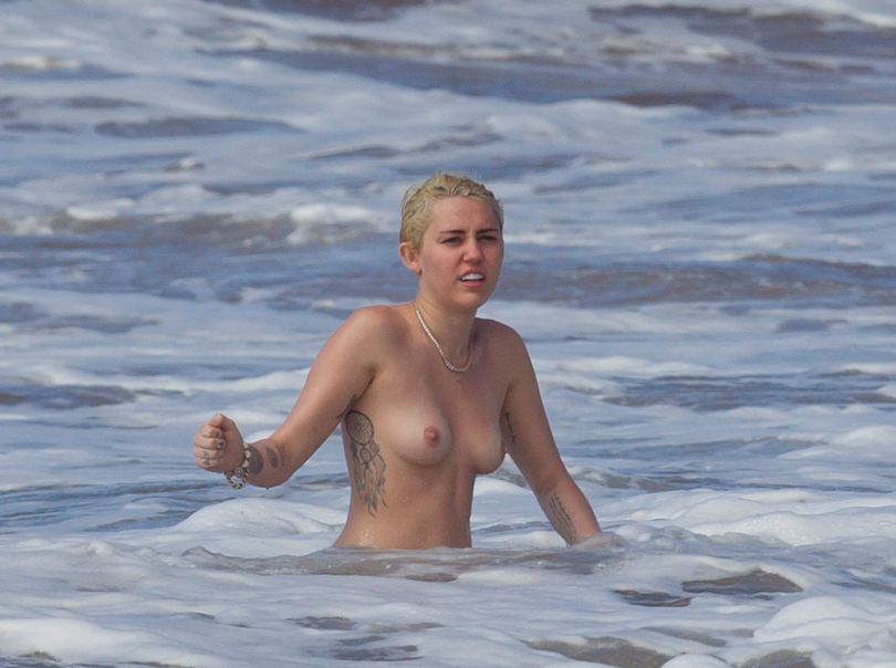 Η Miley Cyrus κάνει βουτιές topless στην Χαβάη