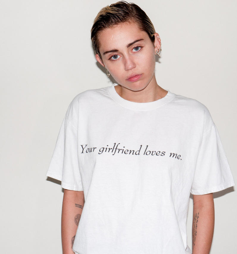 Η Miley Cyrus σε γυμνές φωτογραφίες τα δείχνει όλα