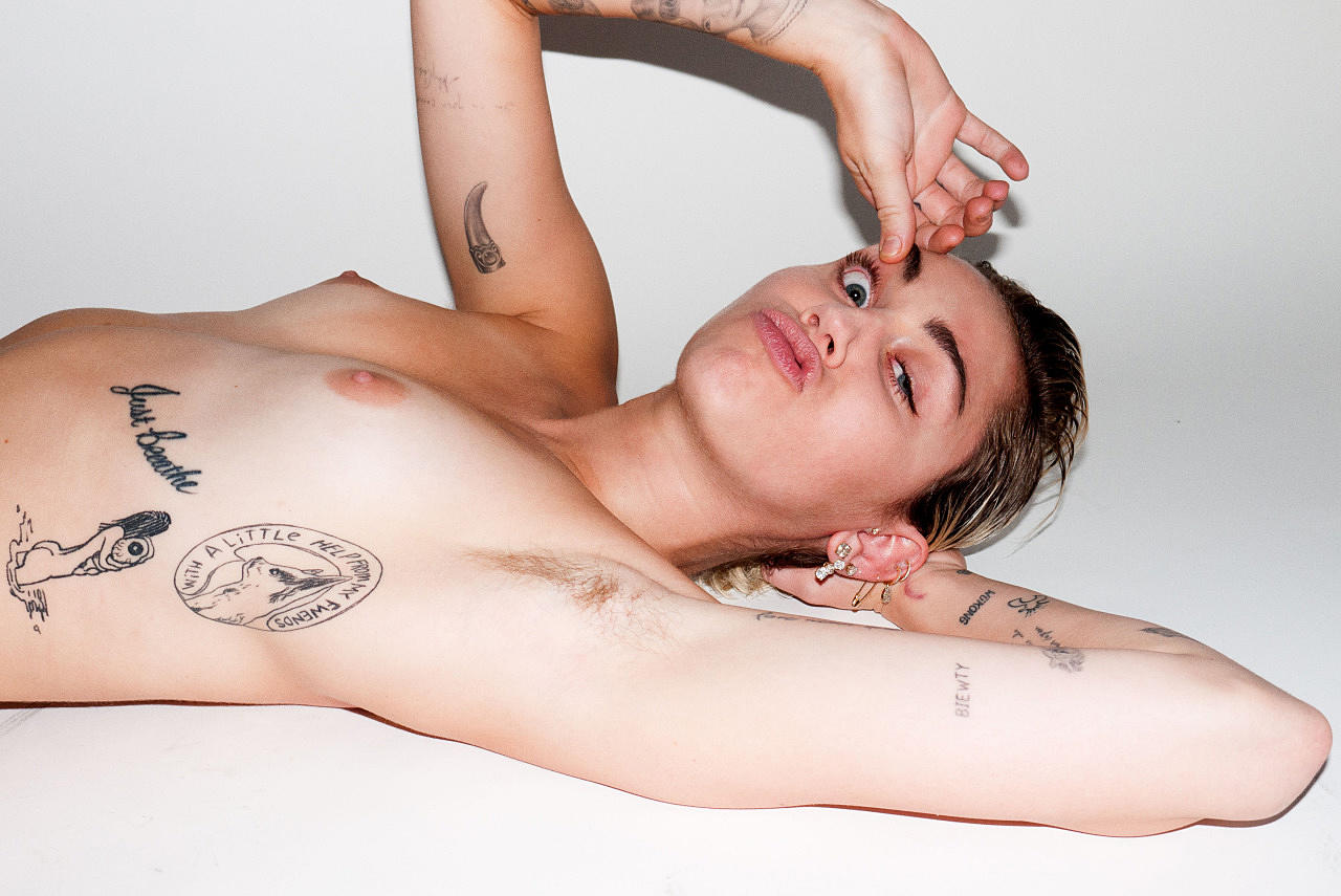 Η Miley Cyrus σε γυμνές φωτογραφίες τα δείχνει όλα