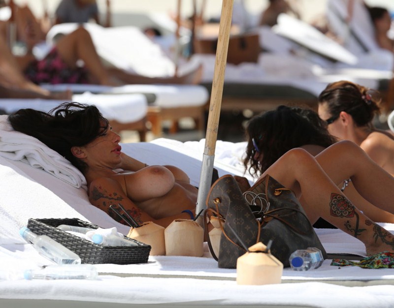 Topless φωτογραφίες της Ιταλίδας Priscilla Salerno