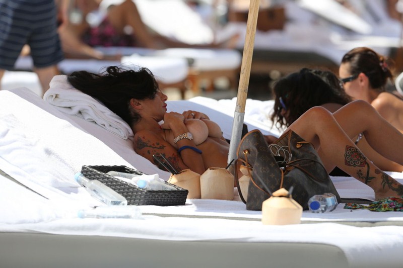 Topless φωτογραφίες της Ιταλίδας Priscilla Salerno