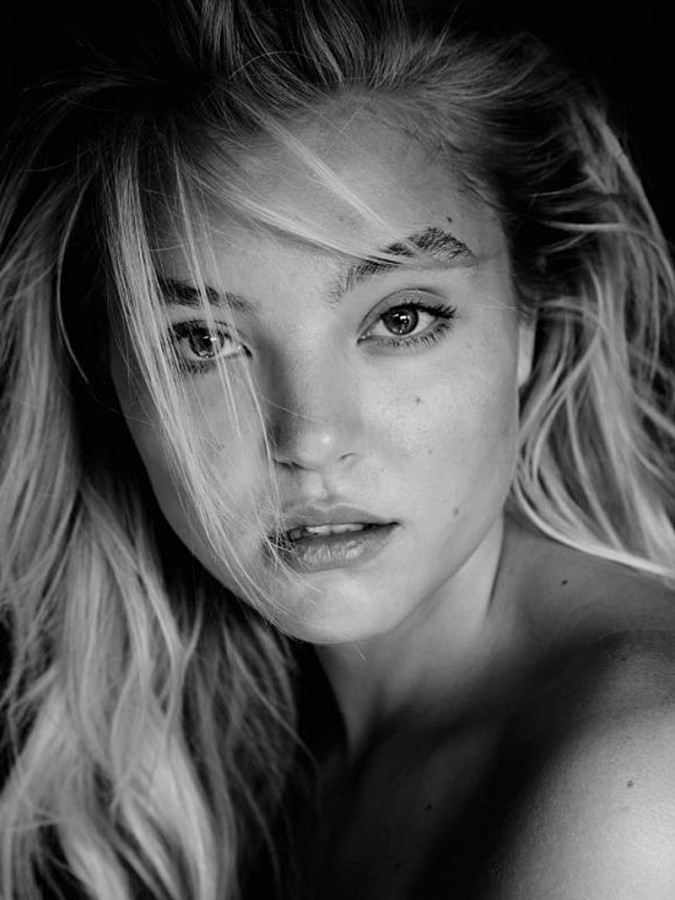 Η σέξυ Rachel Hilbert φωτογραφίζεται topless