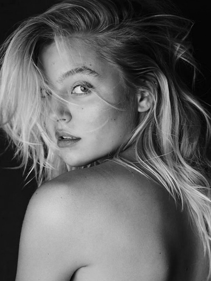 Η σέξυ Rachel Hilbert φωτογραφίζεται topless