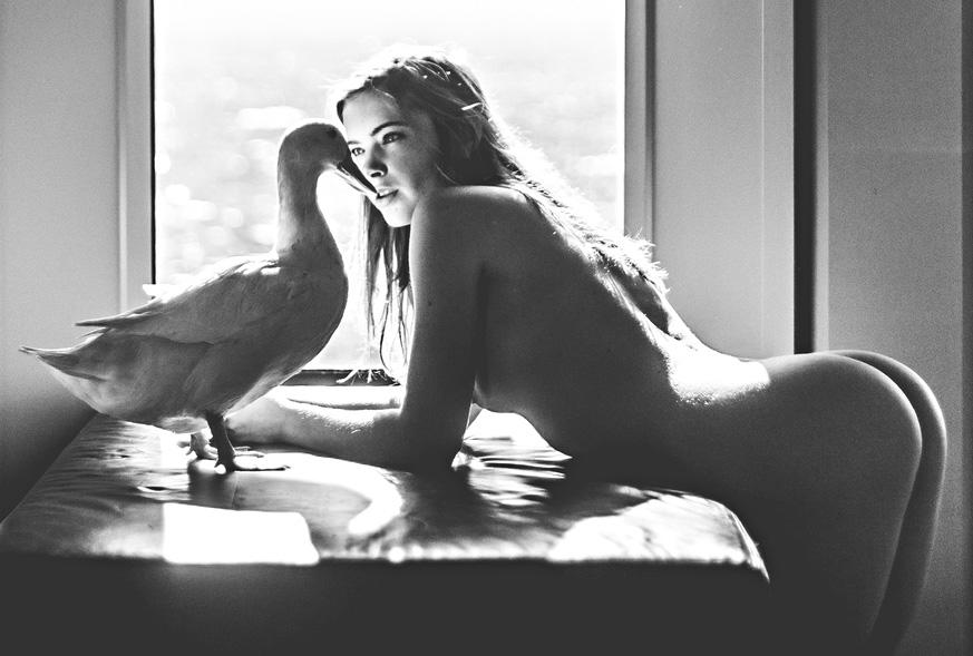 Το μοντέλο και φωτογράφος Sarah Tansy topless