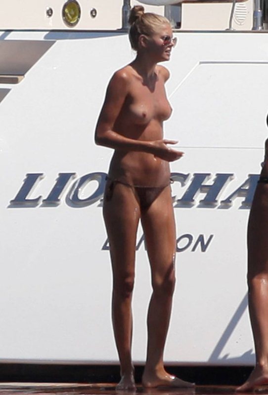 Η Toni Garrn σε topless φωτογραφίες σε yacht στην Ibiza