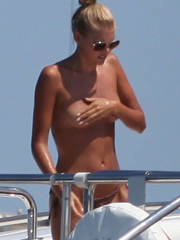 Η Toni Garrn σε topless φωτογραφίες σε yacht στην Ibiza