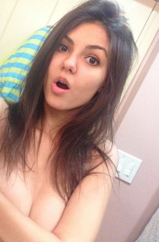 Η ηθοποιός και τραγουδίστρια Victoria Justice topless