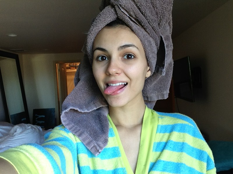 Η ηθοποιός και τραγουδίστρια Victoria Justice topless