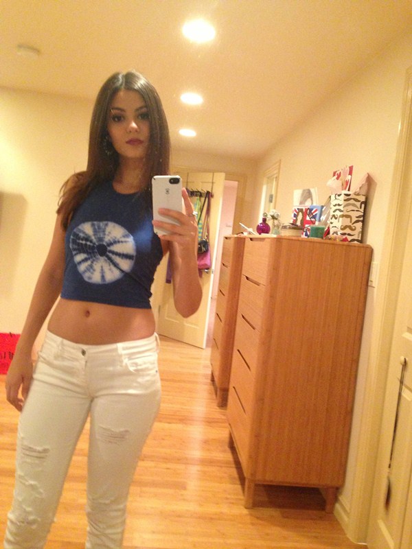 Η ηθοποιός και τραγουδίστρια Victoria Justice topless